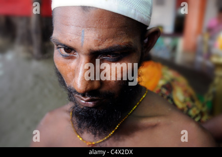 Un Soufi fakir (saint homme) au Shah Ali culte à Dhaka, Bangladesh Banque D'Images