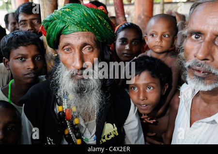 Un Soufi fakir (saint homme) au Shah Ali culte à Dhaka, Bangladesh Banque D'Images