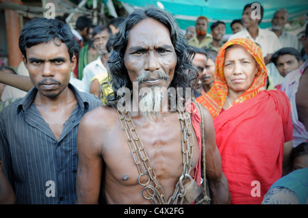 Un Soufi fakir (saint homme) au Shah Ali culte à Dhaka, Bangladesh Banque D'Images