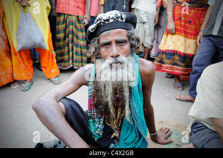 Un Soufi fakir (saint homme) au Shah Ali culte à Dhaka, Bangladesh Banque D'Images