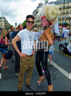 Paris, France, Transvestite française et Homme à la gay Pride, mars LGTB, style de vie français authentique, protestation contre l'homosexualité, 2011 Banque D'Images