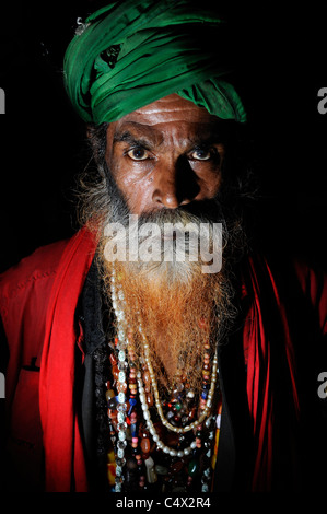 Un Soufi fakir (saint homme) au Shah Ali culte à Dhaka, Bangladesh Banque D'Images