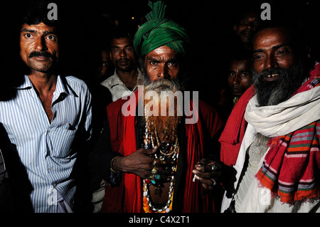 Un Soufi fakir (saint homme) au Shah Ali culte à Dhaka, Bangladesh Banque D'Images