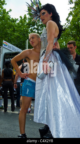 Paris, France, travesti en robe de mariage qui pose pour des photos avec des adolescent à la Gay Pride, mars LGTB Banque D'Images