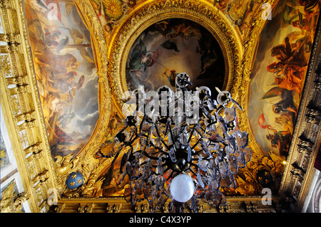 L'intérieur de la galerie des glaces au château de Versailles, France Banque D'Images