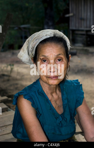 Une vieille femme de l'ethnie Karen de Birmanie dont la famille a fui les atrocités de la guerre est relaxant à son domicile dans le Nord de la Thaïlande. Banque D'Images