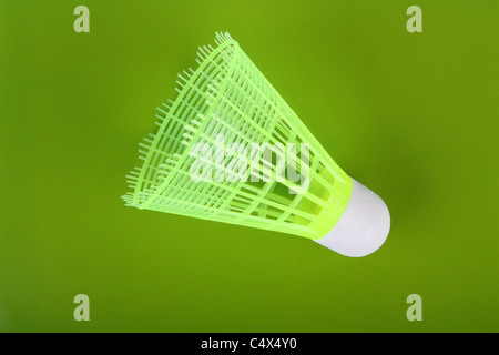Un volant de badminton jaune sur fond vert. Banque D'Images