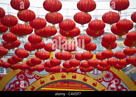 Les lanternes rouges de la décoration au-dessus de la route de China Town sur le festival du Nouvel An Chinois, Bangkok Banque D'Images