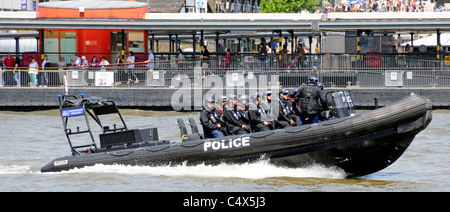 Metropolitan Police bateau gonflable rigide haute vitesse et l'équipe de police passant sur la Tamise de Tower Pier Banque D'Images