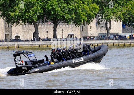 Metropolitan Police bateau gonflable rigide haute vitesse et l'équipe de police passant Tour de Londres sur la Tamise Banque D'Images