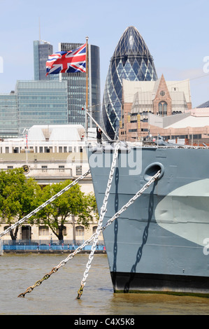 Union Jack volant sur un arc de l'historique HMS Belfast Museum navire avec City of London horizon de gratte-ciel historique bureaux d'affaires blocs Angleterre Royaume-Uni Banque D'Images