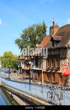 Street dans le quartier de l'Institut Sait Leu dans le centre de Amiens en France Banque D'Images