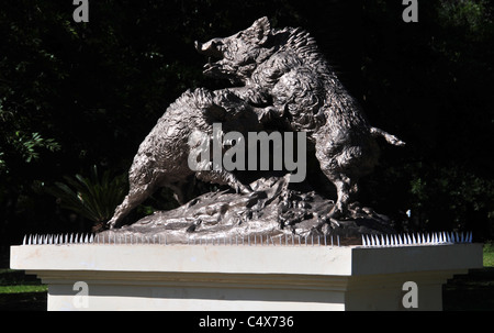 Sculpture en bronze, deux combats sangliers sur socle blanc, l'Avenida Libertador, Parque General San Martin, Mendoza, Argentine Banque D'Images