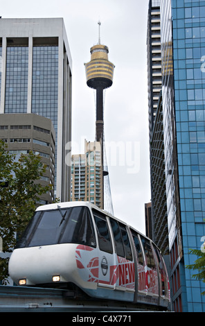 Sydney Tower offre une vue panoramique sur Sydney avec un train monorail à proximité de Darling Harbour New South Wales Australie Banque D'Images