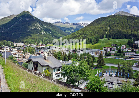 Avis de Klosters en Suisse à partir de la gare de Davos à l'approche de la gare de Klosters Banque D'Images