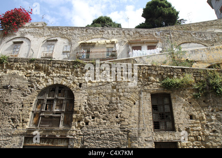 L'avant du bâtiment ancien à Naples, en Italie. Banque D'Images