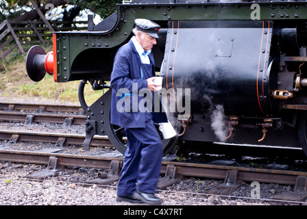 Conducteur de train à vapeur par machine à vapeur. Toddington, Gloucestershire, Angleterre. UK. Banque D'Images