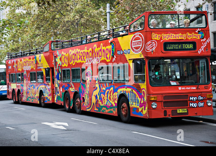 Ouvert rouge double tête parée à l'arrêt des bus touristiques dans le centre-ville de Sydney par Circular Quay New South Wales Australie Banque D'Images