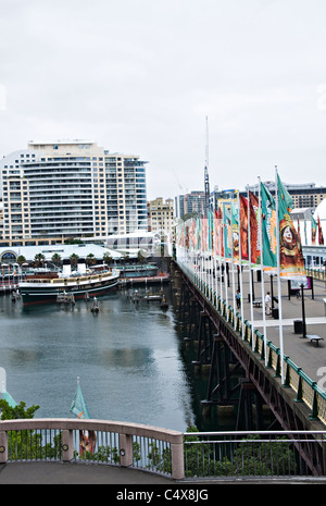 Pyrmont Bridge sur Cockle Bay dans la région de Darling Harbour avec FlagsSydney La Nouvelle-Galles du Sud Australie Banque D'Images