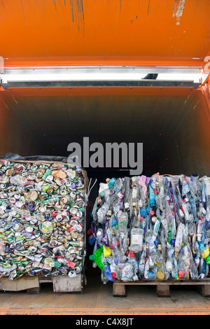 Une image de plastiques et boîtes de conserve recyclées prêt pour la transformation Banque D'Images