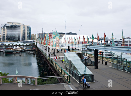 Pyrmont Bridge sur Cockle Bay dans la région de Darling Harbour avec FlagsSydney La Nouvelle-Galles du Sud Australie Banque D'Images