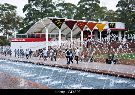 McDonald's Restaurant avec des fontaines et des touristes à pied de Darling Harbour à Sydney New South Wales Australie Banque D'Images