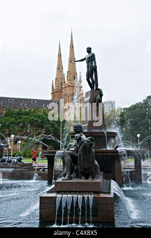 L'Art Déco Fontaine Archibald dans Hyde Park avec la cathédrale St Mary, dans le centre de Sydney New South Wales Australie Banque D'Images