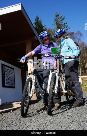 Les cyclistes le choix d'une randonnée à vélo dans la forêt de Kielder Water & Northumberland Park Banque D'Images