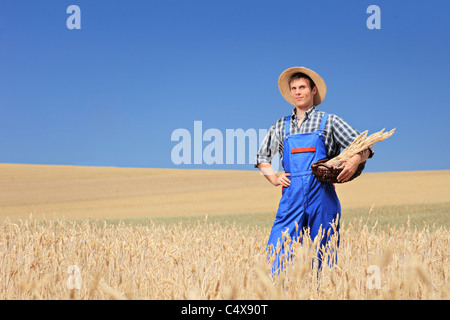 Un agriculteur avec le panama hat dans un champ de blé Banque D'Images