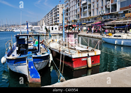 Deux petits bateaux de pêche de travail flottant dans e bleu de la mer le quai du port intérieur de la Rade de Toulon Banque D'Images