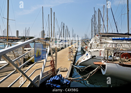 Sailing yachts amarrés à une grande promenade dans la mer bleue de l'arrière-port de Toulon Banque D'Images