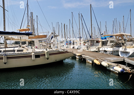 Sailing yachts amarrés à une grande promenade dans la mer bleue de l'arrière-port de Toulon Banque D'Images