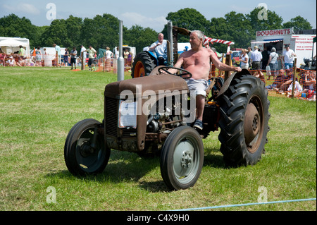 "Petit tracteur Ferguson gris', datant de 1954, dans l'état ferme. Banque D'Images