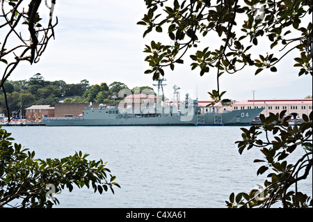 La frégate de la Marine australienne HMAS Darwin amarré au chantier naval de l'île de jardin Sydney New South Wales Australie Banque D'Images