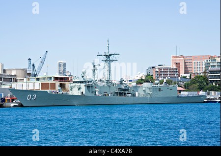 La frégate de la Marine australienne HMAS Sydney amarré au chantier naval de l'île de jardin Sydney New South Wales Australie Banque D'Images