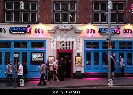 Les gens à l'extérieur d'un bar un samedi soir dans le centre-ville de Nottingham. Banque D'Images