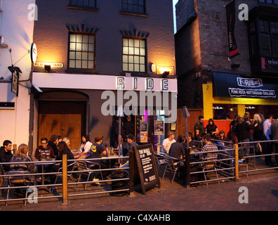 Les gens à l'extérieur des bars le samedi soir dans le centre-ville de Nottingham. Banque D'Images