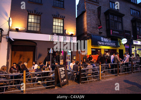 Les gens à l'extérieur des bars le samedi soir dans le centre-ville de Nottingham. Banque D'Images