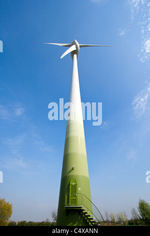 Portrait d'une éolienne contre un ciel bleu Banque D'Images