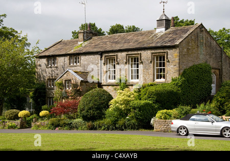 L'ancien palais de justice, sur le livre vert dans le village pittoresque de Bolton par Bowland, forêt de Bowland, Lancashire, England, UK Banque D'Images