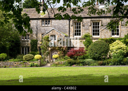 L'ancien palais de justice, sur le livre vert dans le village pittoresque de Bolton par Bowland, forêt de Bowland, Lancashire, England, UK Banque D'Images