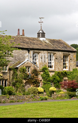 L'ancien palais de justice, sur le livre vert dans le village pittoresque de Bolton par Bowland, forêt de Bowland, Lancashire, England, UK Banque D'Images