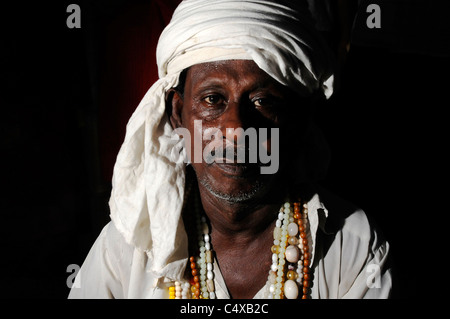 Un Soufi fakir (saint homme) au Shah Ali culte à Dhaka, Bangladesh Banque D'Images