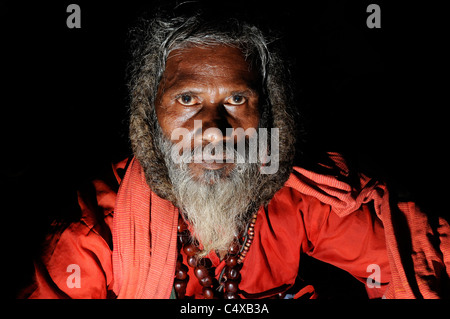 Un Soufi fakir (saint homme) au Shah Ali culte à Dhaka, Bangladesh Banque D'Images