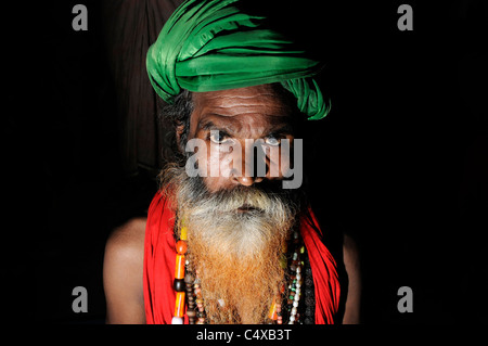 Un Soufi fakir (saint homme) au Shah Ali culte à Dhaka, Bangladesh Banque D'Images