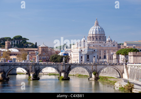 Vue sur Ponte Sant Angelo, enjambant la rivière du Tibre, à la basilique St Pierre en arrière-plan. Banque D'Images