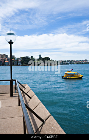 L'eau jaune Taxi Off Bennelong Point près de l'Opéra Sydney New South Wales Australie Banque D'Images