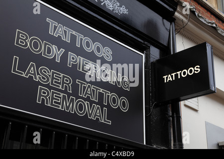 Tatouage, body piercing et tattoo removal dans une ville du Royaume-Uni. Banque D'Images