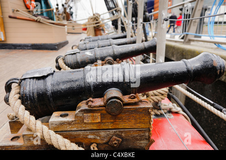 Canons petit mais fonctionnel sur le pont du grand voilier Bounty Banque D'Images