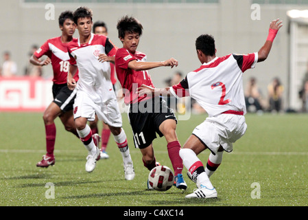 Jonathan Tan de Singapour U16(centre) tente d'obtenir après Ian Evans (à droite) lors de la 23e Coupe du Lion City Canon Banque D'Images